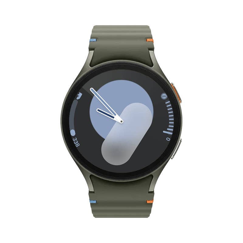 Samsung Galaxy Watch 7 mit rundem Interface, das einen hellblauen Hintergrund und einfache Zeiger zeigt.