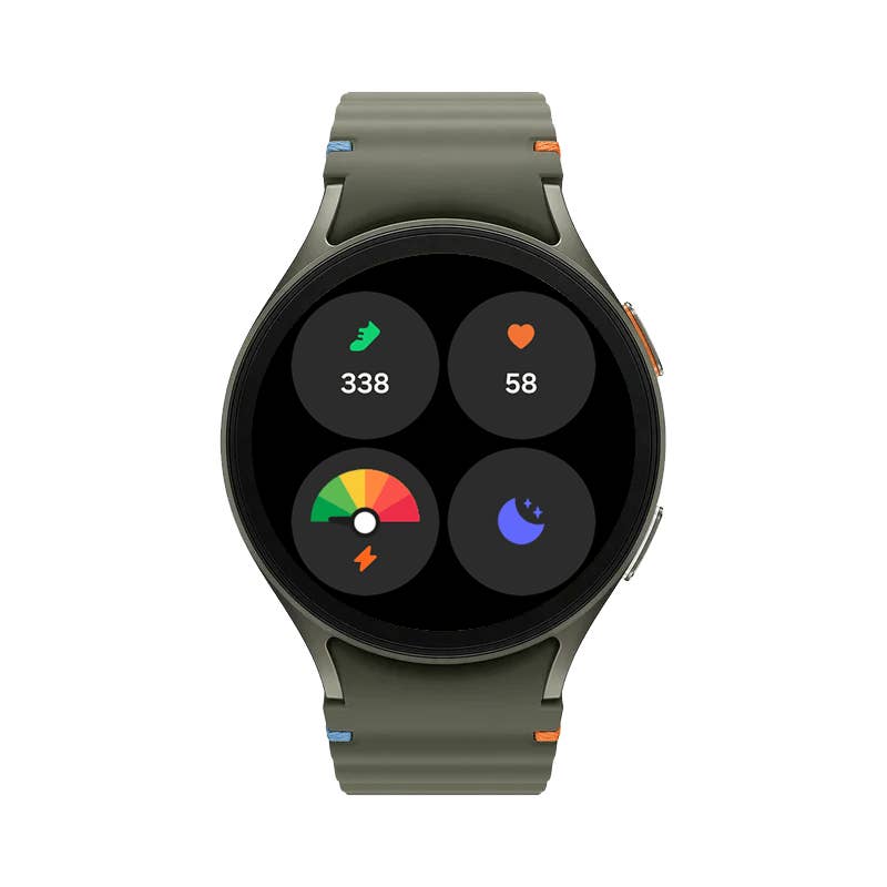 Samsung Galaxy Watch 7 zeigt Fitnessmetriken: Schritte, Herzfrequenz und Energieniveau.
