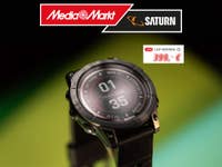 Garmin Fenix 7 Pro Solar mit MediaMarkt/Saturn-Logo und verschwommenen Angebotspreis.