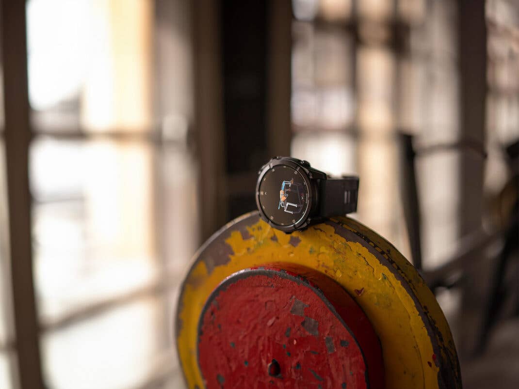 Garmin Fenix 8 auf einer Hantel