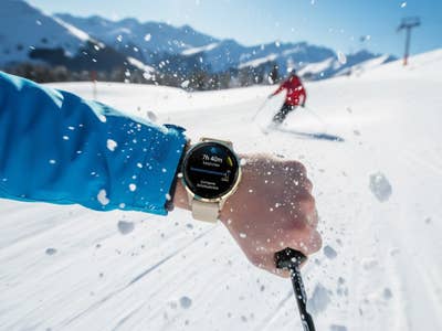 Eine Smartwatch am Handgelenk eines Skifahrers