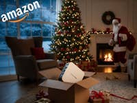 Geekom A8 in weihnachtlichem Wohnzimmer.