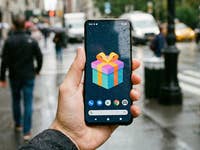 Smartphone mit einem Geschenk auf dem Display