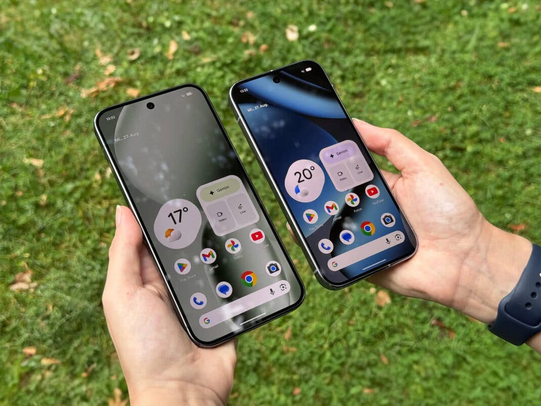 Eine Person hält das Google Pixel 10 Pro und Google Pixel 10 Pro XL in der Hand.