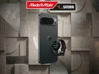 Google Pixel 10 Pro XL mit Pixel Watch 3 vor einem neutralen Hintergrund