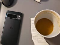 Google Pixel 8 Pro liegt auf dem Schreibtisch