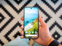 Das Google Pixel 9 in der Hand