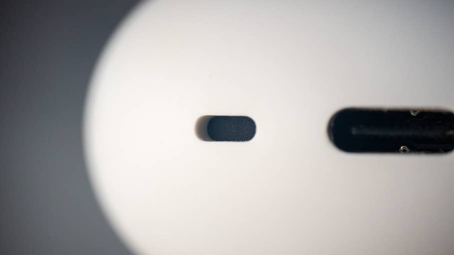 Nahaufnahme eines Google Pixel Buds Pro 2 mit sichtbarem Lautsprechergitter und Gehäuse.