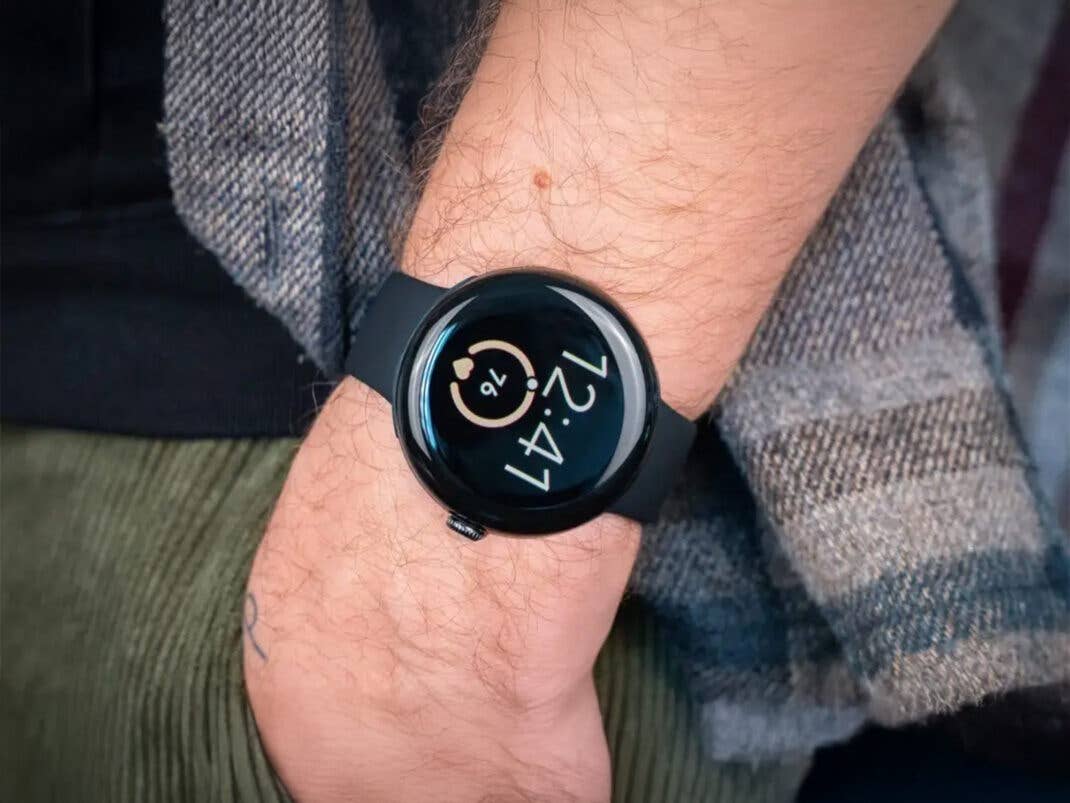 Google Pixel Watch 3 in Obsidian am Handgelenk einer Person