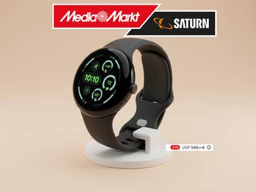 Google Pixel Watch 3 auf einem Ständer. Ein MediaMarkt/Saturn-Banner ist darüber zu erkennen und ein reduzierter PReis wird angezeigt.
