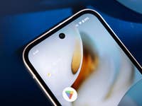 Google Pixel 9 mit dem Play Store-App-Symbol