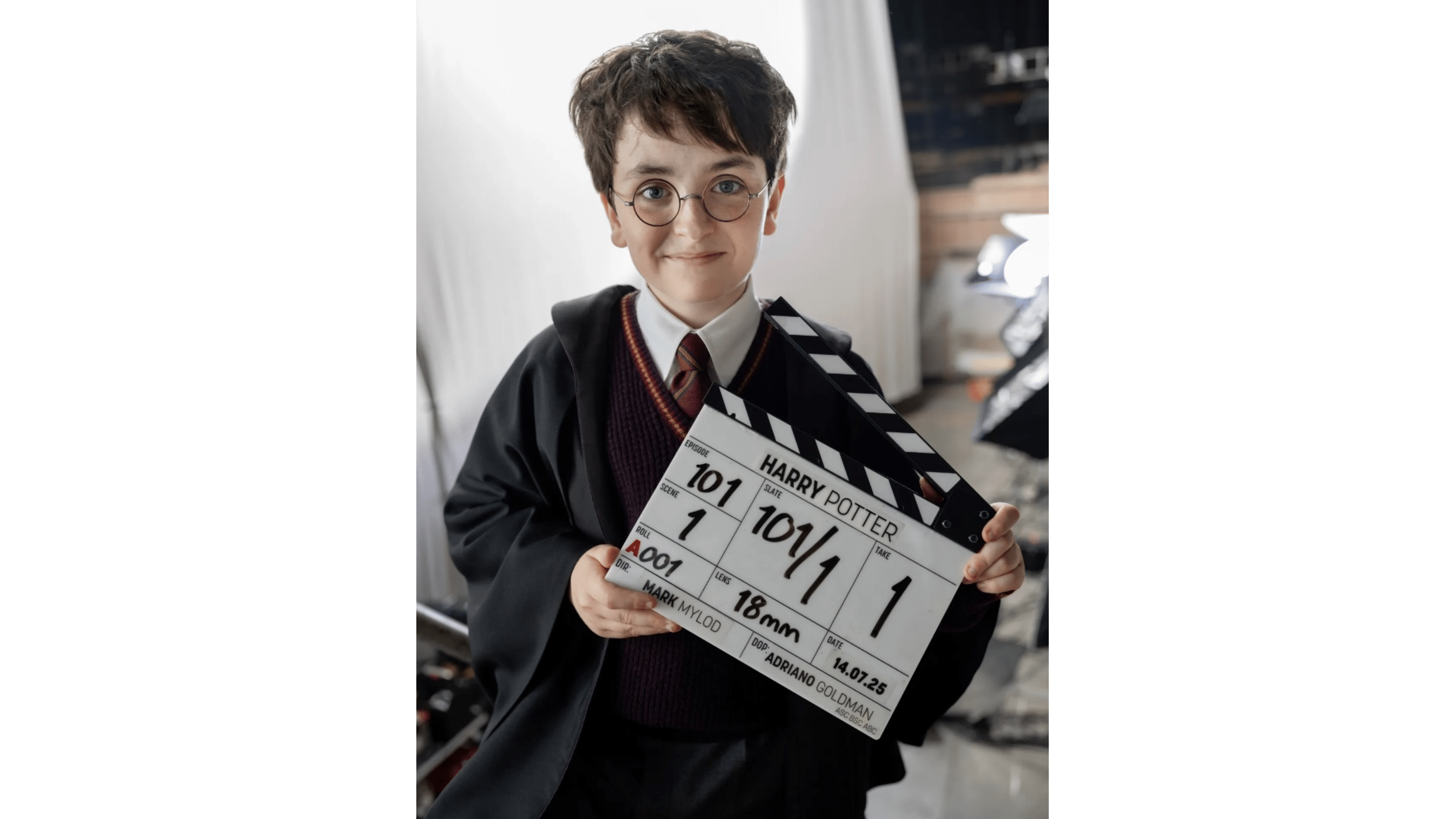 Ein Kind hält ein Klappe mit der Aufschrift 'HARRY POTTER' am Filmset.