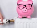 Heizkörper mit Sparschwein Sinnbild für Heizkosten