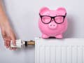 Heizkörper mit Sparschwein Sinnbild für Heizkosten