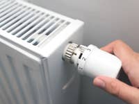 Heizthermostat mit Heizkörperventil das von Hand eingestellt wird