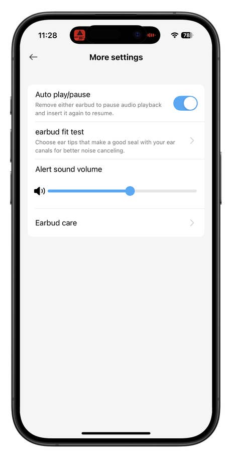 Einstellungsmenü für OnePlus Buds 4 mit Optionen für Auto Play/Pause, Passformtest, Lautstärke und Pflege.