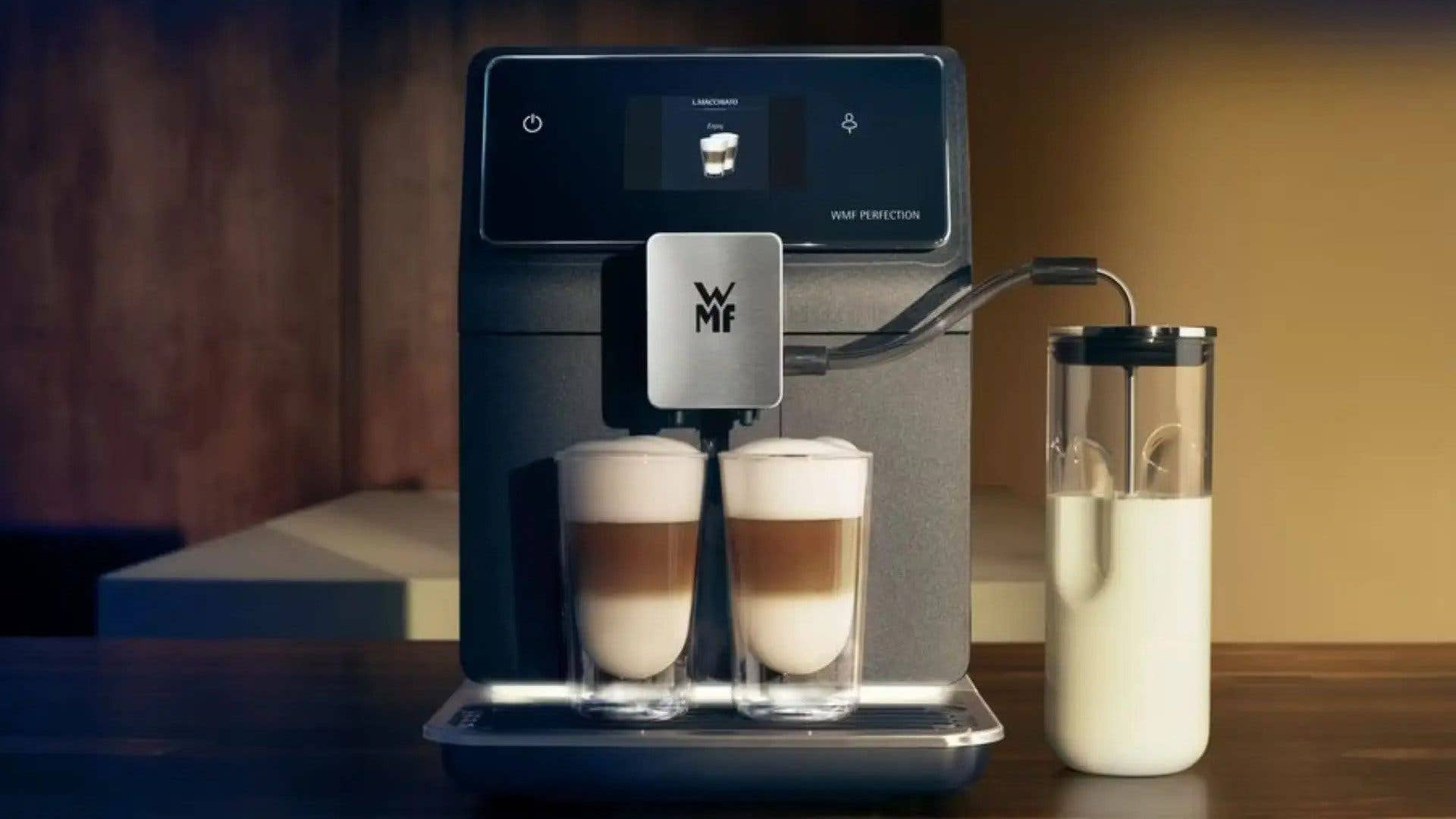 WMF Perfection 890L Kaffeemaschine mit zwei Latte macchiatos und einem Milchbehälter daneben.