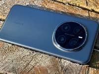 Honor Magic 7 Pro-Smartphone mit einem runden Kameramodul auf einer Holzoberfläche.