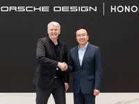 Der Honor- und Porsche-Design-CEO geben sich die Hand.