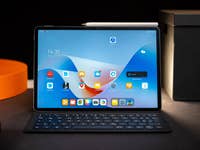 Huawei MatePad Air mit Tastatur, zeigt verschiedene App-Symbole auf dem Bildschirm.
