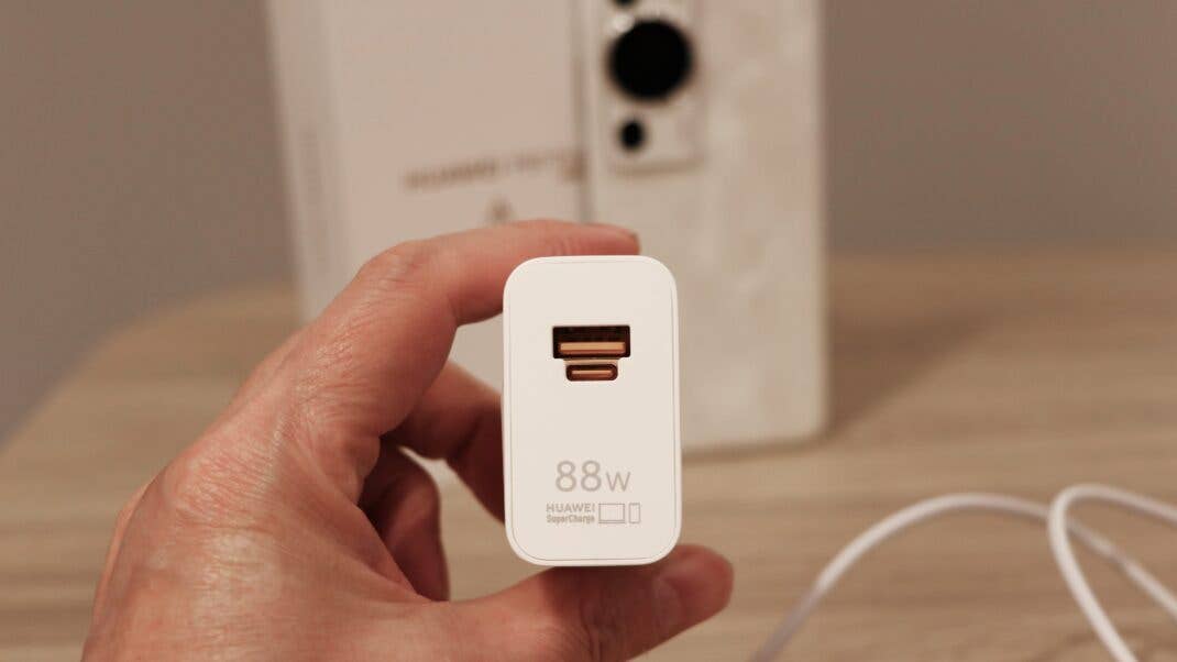 Das Huawei P60 Pro hat ein ganz besonderes 88-W-Netzteil mit dabei Hauwei P60 Pro im Test