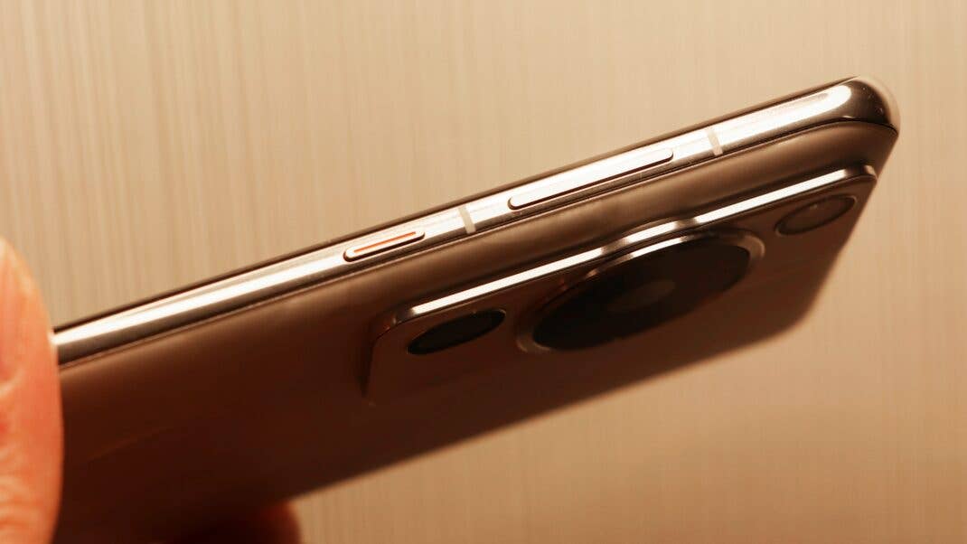 Während der rote Power-Button passt, könnte die Lautstärketaste durchaus tiefer positioniert sein. Hauwei P60 Pro im Test