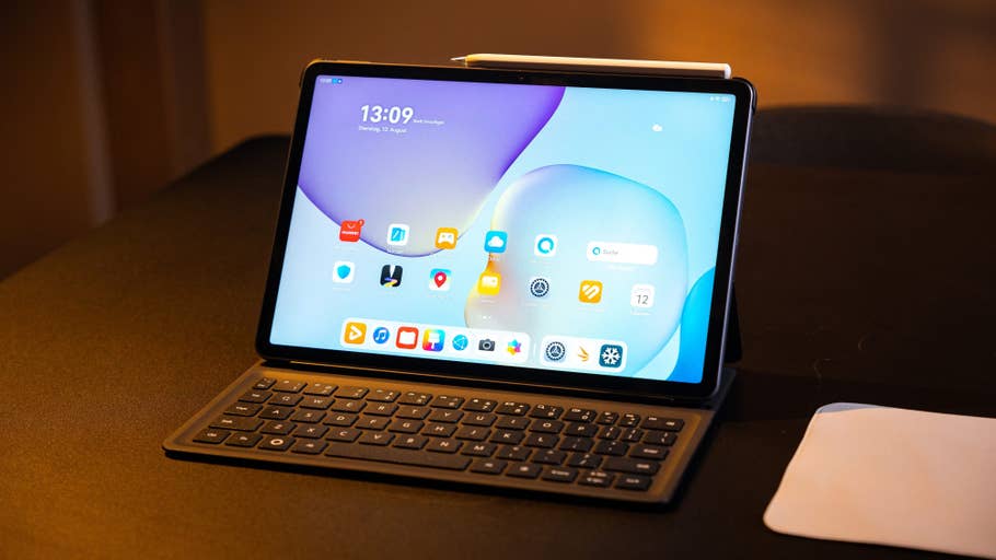 Ein Huawei MatePad 11.5 auf einem Ständer mit einer Tastatur, das einen bunten Startbildschirm und die Uhrzeit 13:09 anzeigt.