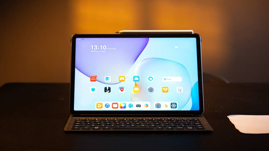 Ein Huawei MatePad 11.5 auf einem Tisch, das seinen Bildschirm mit verschiedenen App-Symbolen anzeigt.