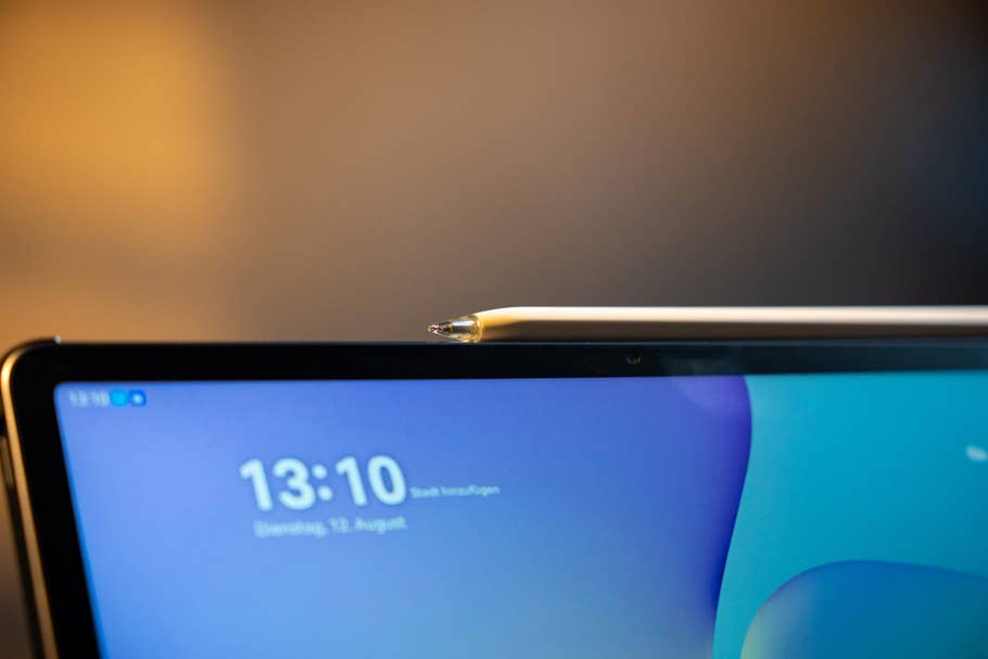 Ein Huawei MatePad 11,5 Tablet zeigt die Uhrzeit 13:10 mit einem Stylus, der auf der oberen Kante ruht.