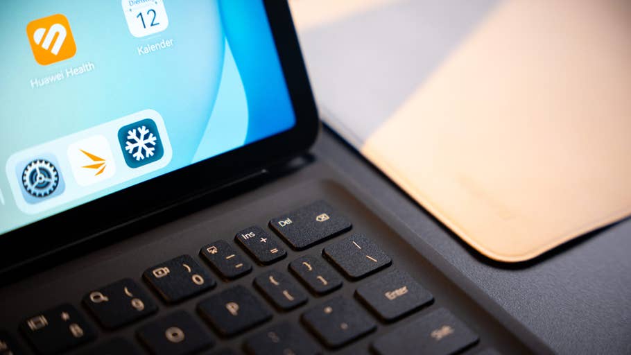 Nahaufnahme eines Huawei MatePad 11.5 mit einer Tastatur, auf dem die Apps Huawei Health und Kalender angezeigt werden.