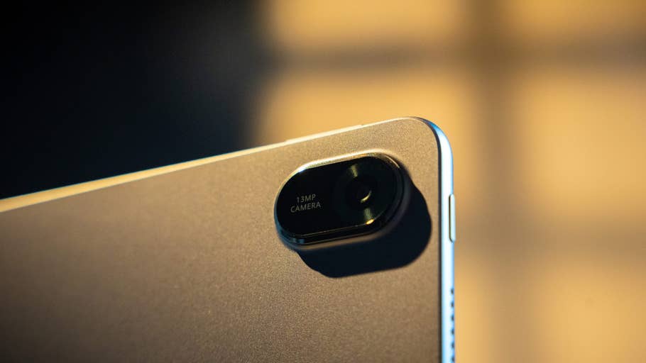 Nahaufnahme eines Huawei MatePad 11.5 mit einer 13MP-Kamera auf einer matten Oberfläche.