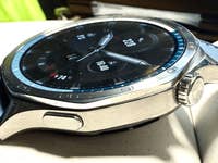 Eine Nahaufnahme der Huawei Watch GT 5, die ihr schlankes Design und das digitale Display zeigt.