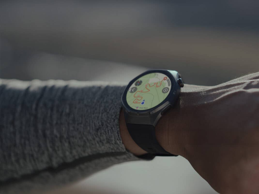 Nahaufnahme einer HUAWEI WATCH GT 6 am Handgelenk, die eine Karte auf dem Bildschirm anzeigt. Nahaufnahme einer HUAWEI WATCH GT 6 am Handgelenk, die eine Karte auf dem Bildschirm anzeigt.