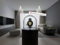 Eine Huawei-Smartwatch, die in einem Glaskasten ausgestellt ist, mit einem Rabattzeichen darüber.