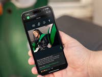 Eine Person hält ein Apple iPhone 15 Pro Max, das einen WhatsApp-Chat mit einem Bild anzeigt.