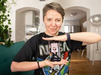 Camila hält das iPhone in Ihren Händen.