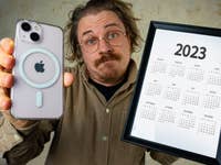 Ben, der das iPhone 13 mini und einen Kalender hält.