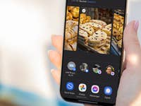 Eine Person hält ein Smartphone, das eine Auswahl an Backwaren zeigt.