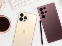 iPhone 13 Pro Max liegt neben dem Galaxy S22 Ultra