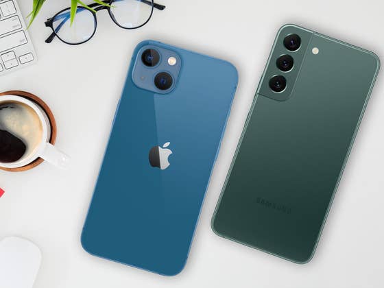 Galaxy S22 vs. Apple iPhone 13: Vergleich der Smartphone-Giganten