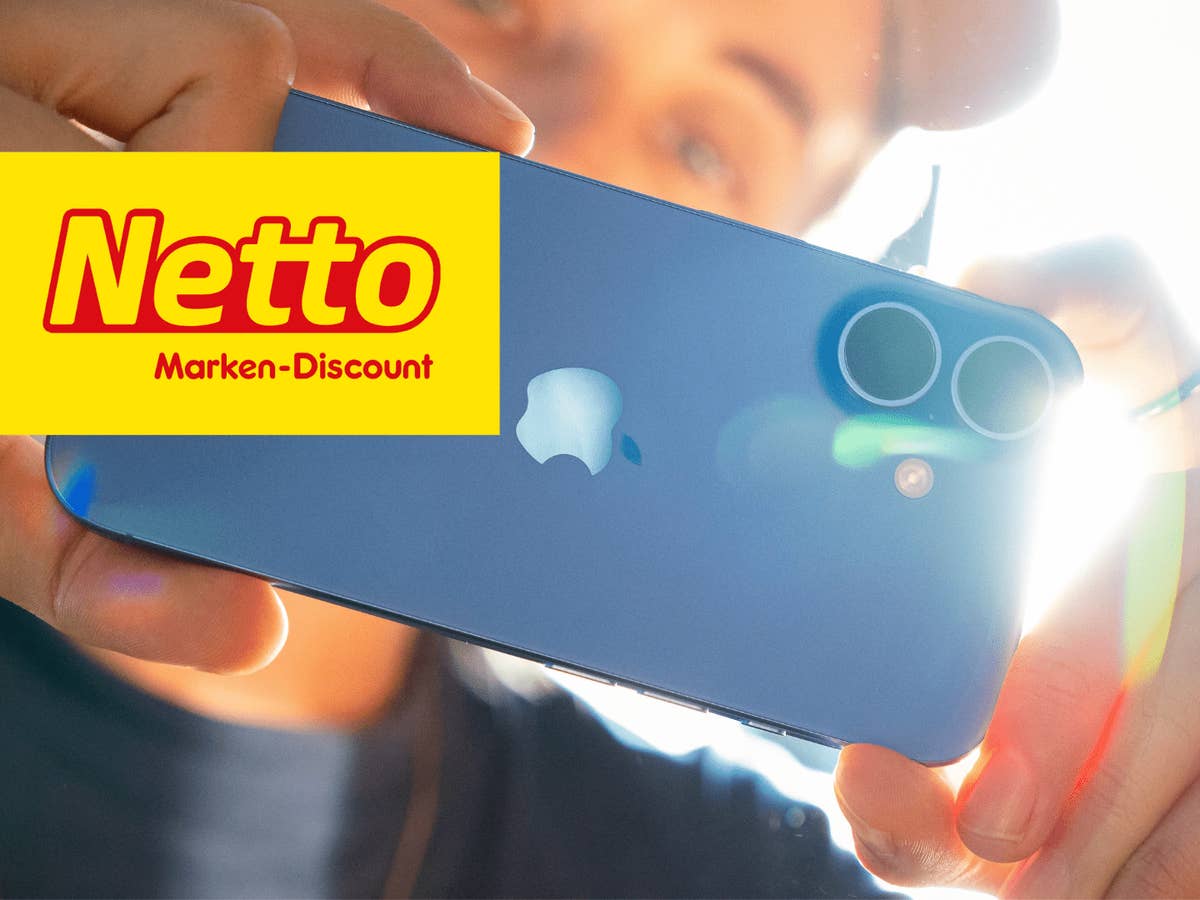 Eine Person hält ein blaues iPhone 16 mit dem Apple-Logo, mit dem Netto Marken-Discount-Logo in der Ecke.