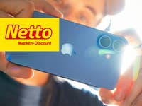 Eine Person hält ein blaues iPhone 16 mit dem Apple-Logo, mit dem Netto Marken-Discount-Logo in der Ecke.