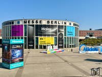Messe Berlin mit Anzeigen für die IFA 2024, Haier, Hisense und Midea im hellen Sonnenlicht.