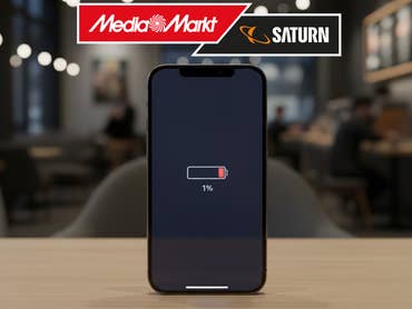 Apple iPhone 15 auf einem Tisch in einem Café.