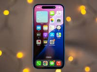 Ein Apple iPhone 16 zeigt den Startbildschirm mit verschiedenen Apps und einem Wetter-Widget.