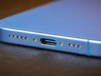 Nahaufnahme eines Apple iPhone 16, das den Ladeanschluss und die Lautsprecherlöcher zeigt.