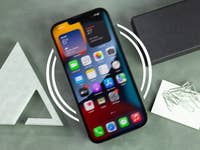 Ein Symbolbild, das ein vibrierendes iPhone zeigt.