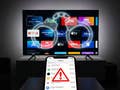 Smart TV mit Streaming-Apps, Warnsymbol über Paypal-App