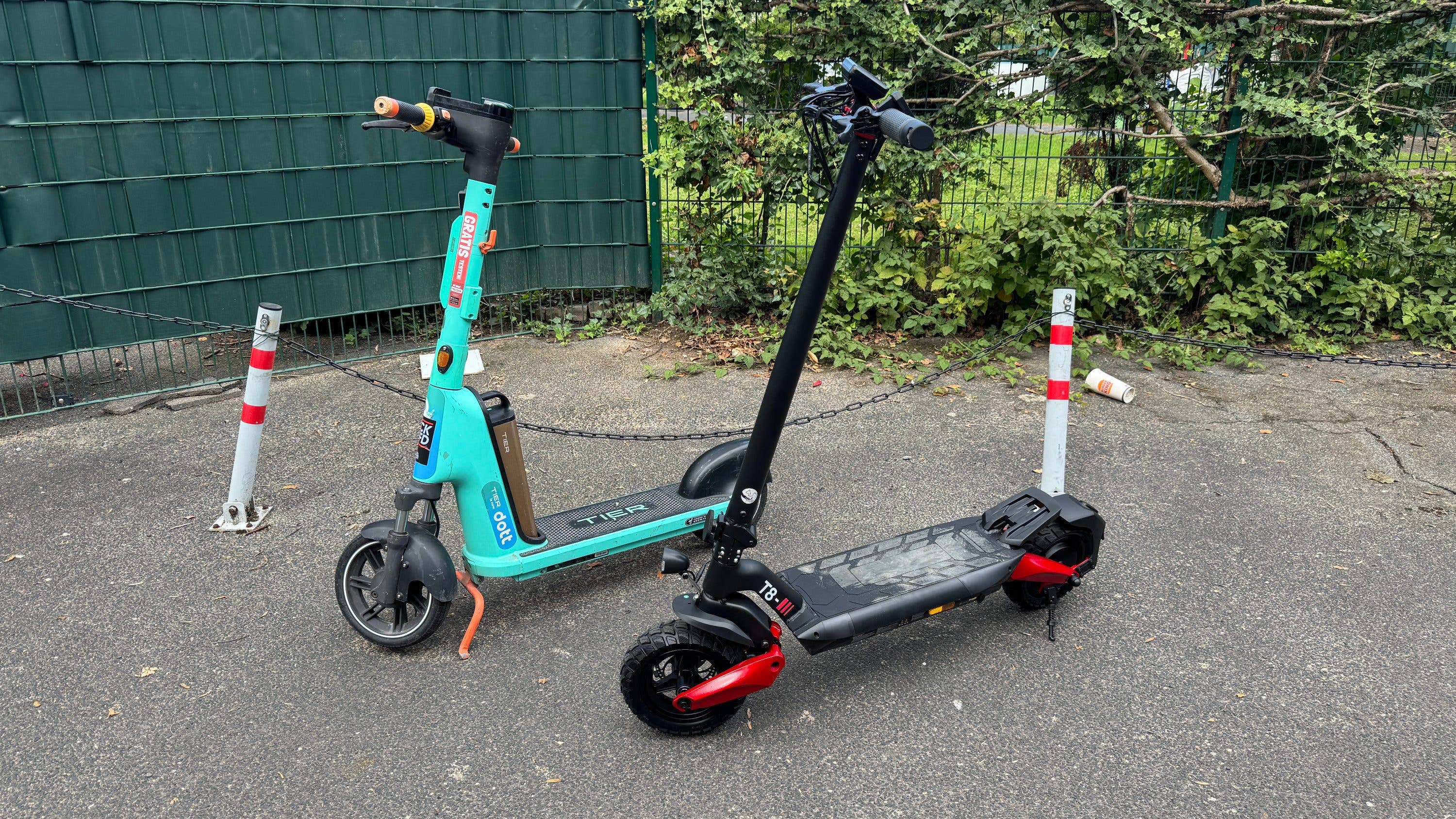 iScooter T8 neben einem Leihscooter