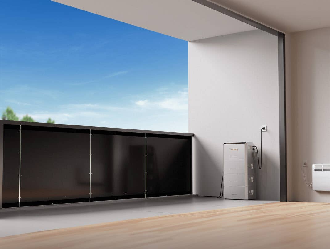 Jackery HomePower 2000 Ultra auf einem Balkon mit Solarmodulen